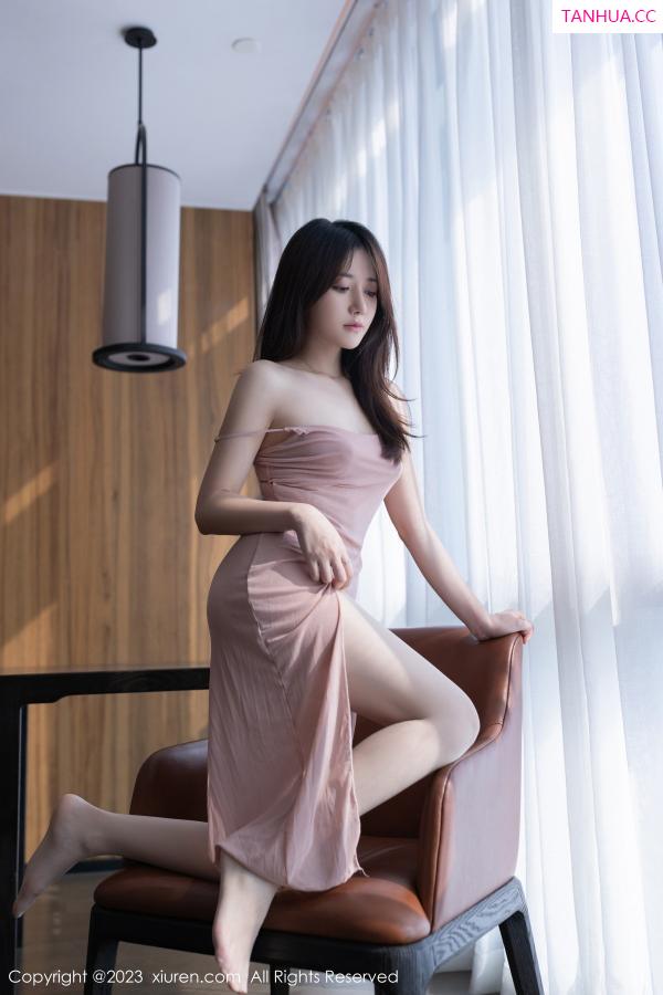 鱼子酱fish  [XiuRen]高清写真图 2023.09.22 No.7429 鱼子酱Fish 长裙美腿第22张图片